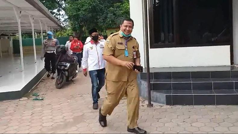 title Diperiksa Penyidik, Sekda Bondowoso Syaifullah Dicecar 40 Pertanyaan Diperiksa Penyidik, Sekda Bondowoso Syaifullah Dicecar 40 Pertanyaan