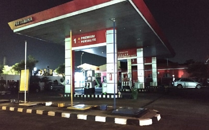 Diduga Tak Sabar Antre, Pengemudi di Solo Tabrak Motor dan Mesin BBM di SPBU