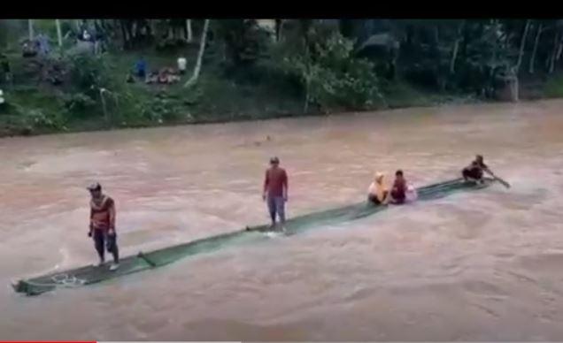 Jembatan Ambruk, Warga Desa di Tasikmalaya Terpaksa Melintasi Sungai Pakai Rakit