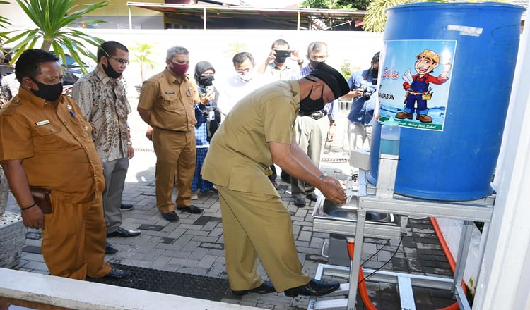 Ajak Warga Gemar Mencuci Tangan, PNP Serahkan Wastafel ke Pemkot Padang