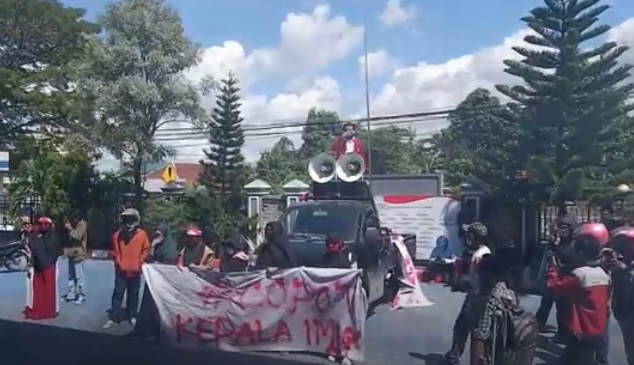 title Polemik TKA China di Sultra, Kepala Imigrasi Kendari Siap Mundur Jika… Polemik TKA China di Sultra, Kepala Imigrasi Kendari Siap Mundur Jika…