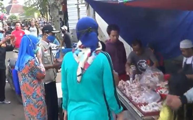  Langgar Aturan, Pasar Tumpah di Depok Ditutup Paksa Gugus Tugas Covid-19