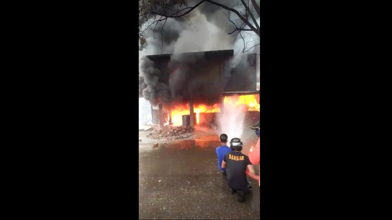 Lokasi Penimbunan Minyak di Ogan Ilir Terbakar, 9 Rumah Hangus