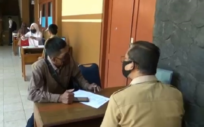 Kebingungan dan Tak Ada Sinyal saat Daftar PPDB, Ratusan Wali Murid Datangi Sekolah