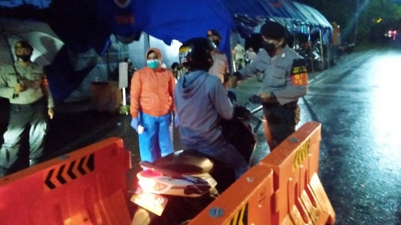 Brimob Polda Maluku Bantu Sosialisasi di Perbatasan saat PSBB Ambon