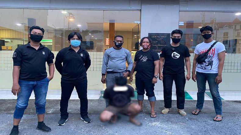 title Aniaya Perempuan di Tempat Kos, Pria asal Manado Ditangkap Tim Maleo Aniaya Perempuan di Tempat Kos, Pria asal Manado Ditangkap Tim Maleo