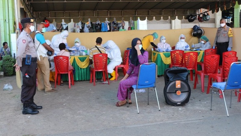 title Polisi Adakan Rapid Test Gratis di Pasar Wamanggu Merauke, Warga Antusias Diperiksa Polisi Adakan Rapid Test Gratis di Pasar Wamanggu Merauke, Warga Antusias Diperiksa