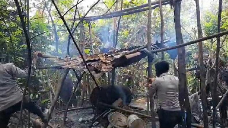 Gagal Dapati Peracik Miras, Polisi Bakar Pabrik Sopi di Tengah Hutan Timika