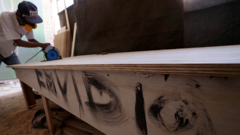 Kasus Covid-19 Bertambah, Permintaan Peti Jenazah di Surabaya Tinggi - Bagian 5