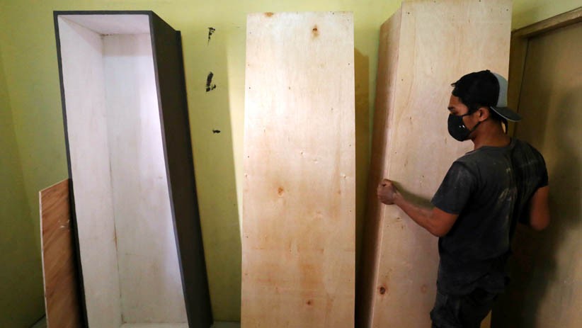 Kasus Covid-19 Bertambah, Permintaan Peti Jenazah di Surabaya Tinggi - Bagian 2