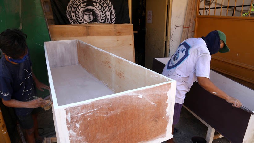 Kasus Covid-19 Bertambah, Permintaan Peti Jenazah di Surabaya Tinggi - Bagian 3