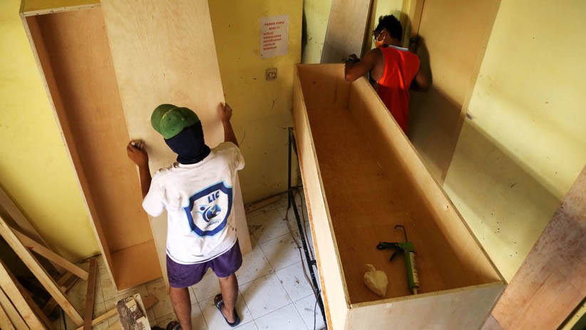 Kasus Covid-19 Bertambah, Permintaan Peti Jenazah di Surabaya Tinggi - Bagian 4
