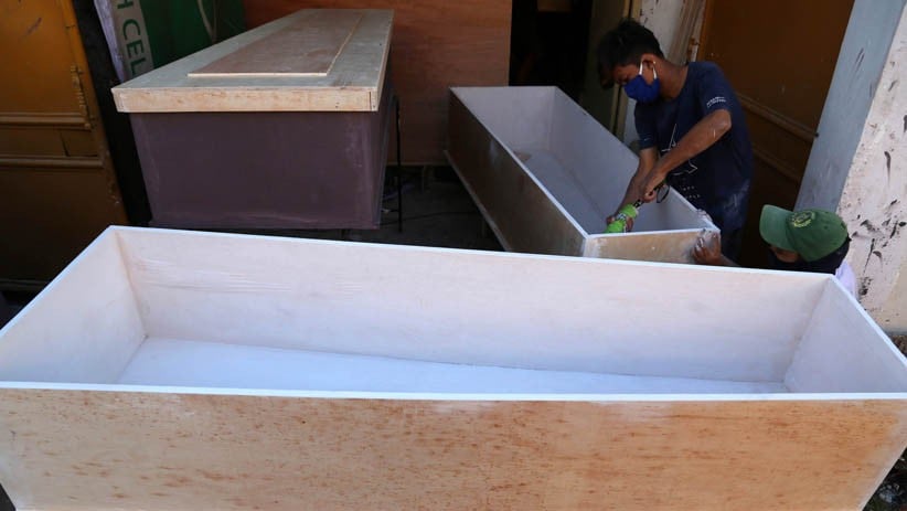 Kasus Covid-19 Bertambah, Permintaan Peti Jenazah di Surabaya Tinggi - Bagian 1