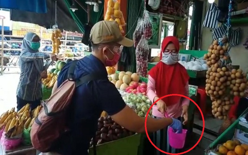 Pedagang Pasar di Demak Pakai Gayung untuk Transaksi dengan Pembeli 