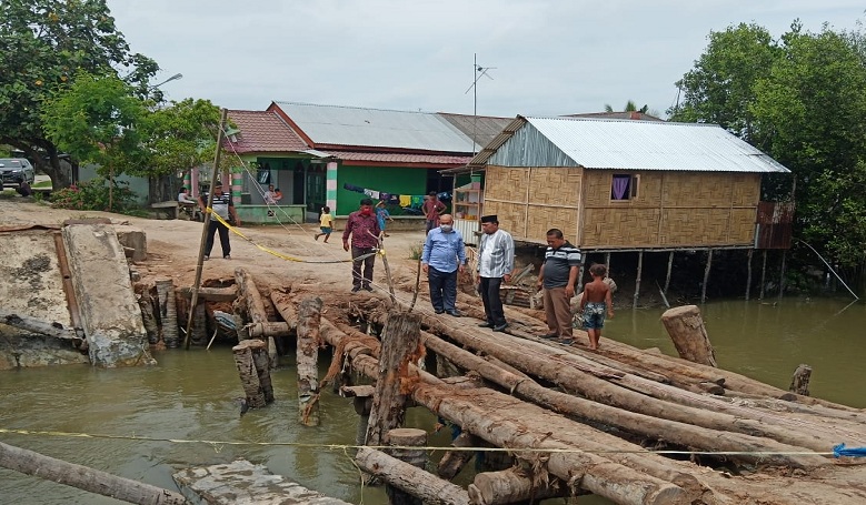 Setahun Rusak, Jembatan Penghubung Antarkabupaten di Medang Deras Belum Diperbaiki
