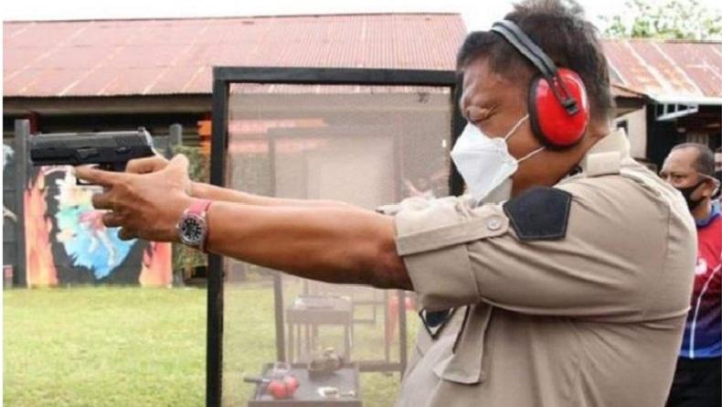 HUT Ke-74 Bhayangkara, Olly Dondokambey Adu Ketangkasan Menembak dengan Kapolda Sulut