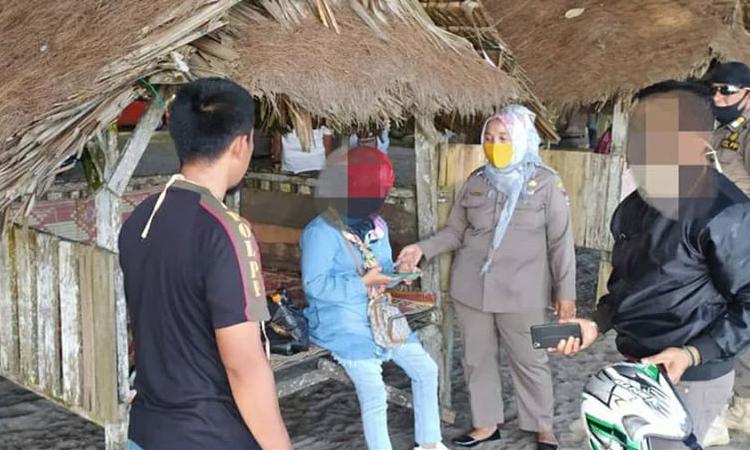 Asyik Bermesraan, 3 Pasang Muda-Mudi Terjaring Razia Satpol PP Padang