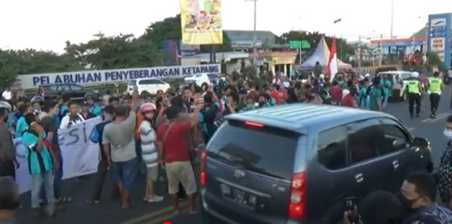 title Rapid Test Mahal, Sopir Pikap di Banyuwangi Demo Tak Bisa Masuk ke Bali Rapid Test Mahal, Sopir Pikap di Banyuwangi Demo Tak Bisa Masuk ke Bali