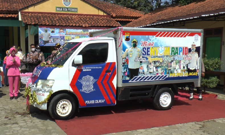 Mobil Senyum Rapid Polres Cilacap Ini Berkeliling Bagikan Sayur dan Sembako untuk Warga