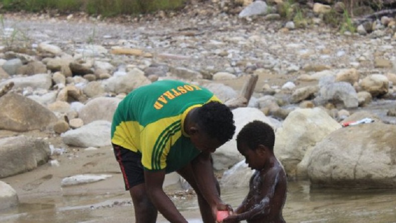 Prajurit TNI Ajarkan Anak di Deiyai Papua Mandi Bersih