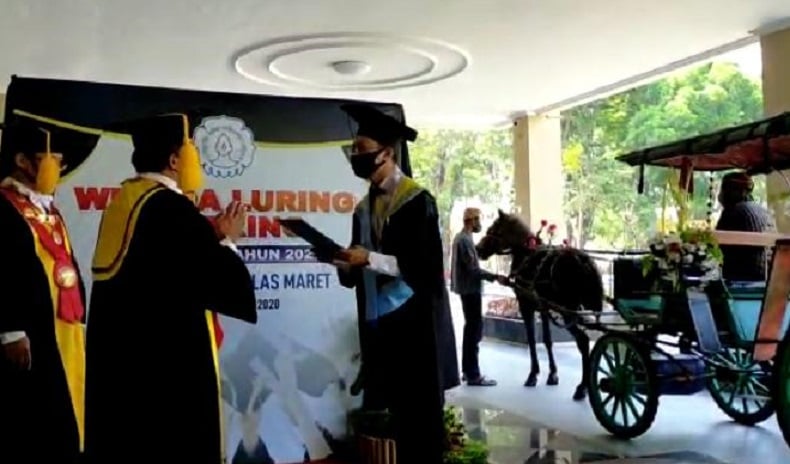 title Wisuda UNS Digelar Drive Thru, Wisudawan Datang Pakai Andong, Becak hingga Sepeda Wisuda UNS Digelar Drive Thru, Wisudawan Datang Pakai Andong, Becak hingga Sepeda