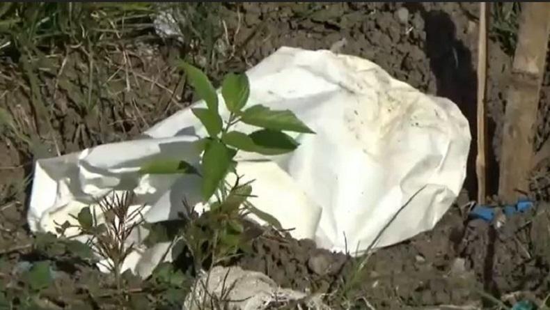 Limbah APD Berserakan di Permakaman Surabaya, Diduga Berasal dari Petugas Rumah Sakit