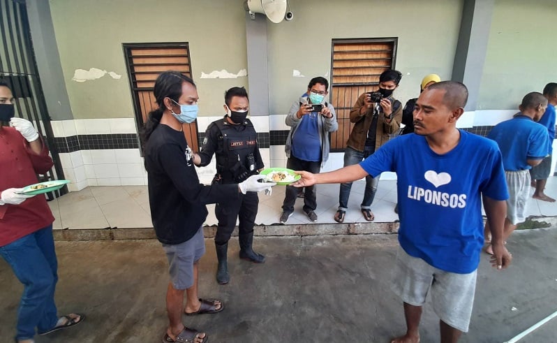 Tak Pakai Masker, 25 Warga Surabaya Dihukum Memberi Makan Penderita Gangguan Jiwa