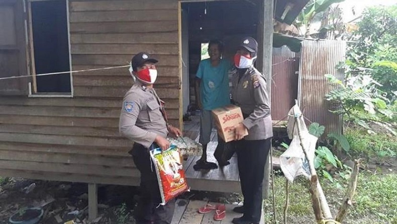 Kisah Anggota Polri Susuri Hutan Kalimantan Bagikan Sembako pada Warga Terdampak Covid-19
