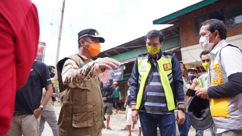 Sambil Bawa Sembako, Wagub Sulsel Kunjungi Korban Longsor di Palopo