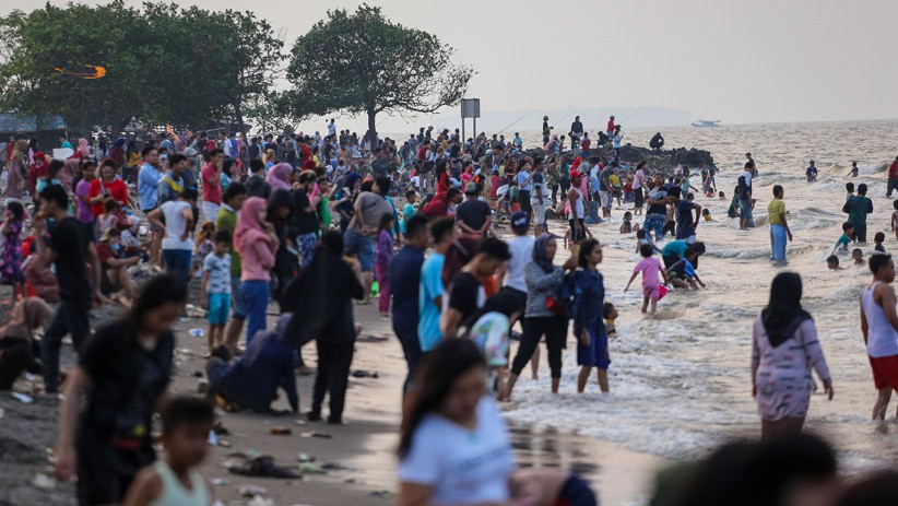 Pantai Tanjung Pasir Tangerang Dipadati Wisatawan saat PSBB - Bagian 2
