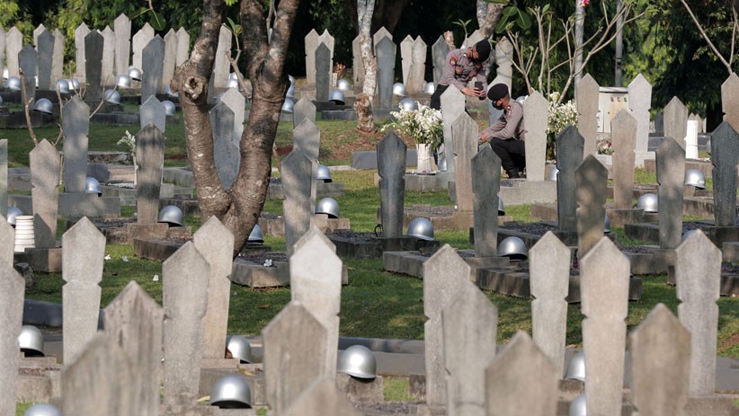 HUT Bhayangkara, Anggota Polri Tabur Bunga di TMP Kalibata - Bagian 3