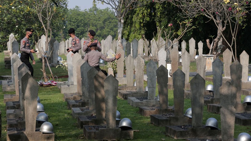 HUT Bhayangkara, Anggota Polri Tabur Bunga di TMP Kalibata - Bagian 4