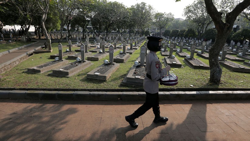 HUT Bhayangkara, Anggota Polri Tabur Bunga di TMP Kalibata - Bagian 5
