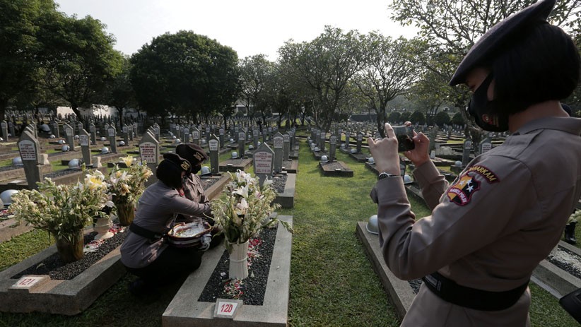 HUT Bhayangkara, Anggota Polri Tabur Bunga di TMP Kalibata - Bagian 2