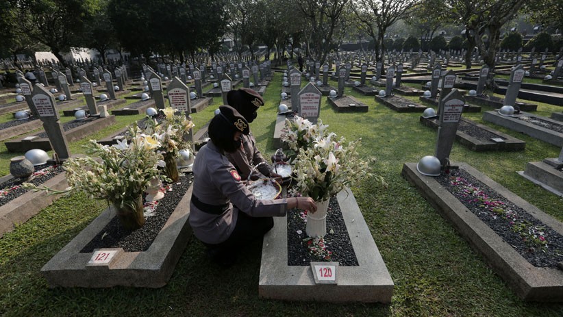 HUT Bhayangkara, Anggota Polri Tabur Bunga di TMP Kalibata - Bagian 1