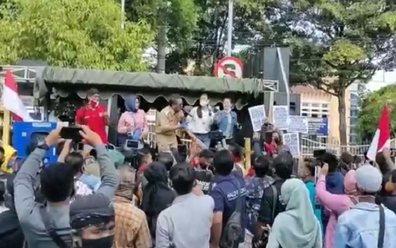 Usai Izinkan Pekerja Seni Pentas, Bupati Blora Asyik Joget di Atas Panggung