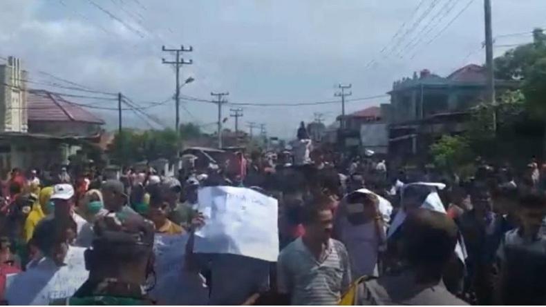title Demo Turunkan Kepala Desa di Madina, Warga Blokade Jalinsum 4 Jam Demo Turunkan Kepala Desa di Madina, Warga Blokade Jalinsum 4 Jam