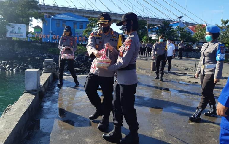 Peringati Hari Bhayangkara, Kapolresta Manado  Ziarah Laut dan Tabur Bunga 