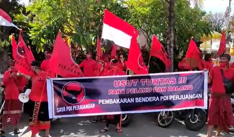 title Massa PDIP Buleleng Laporkan Kasus Pembakaran Bendera ke Polisi Massa PDIP Buleleng Laporkan Kasus Pembakaran Bendera ke Polisi