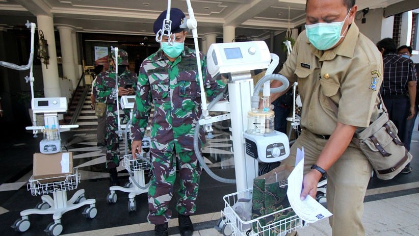 Wali Kota Surabaya Tri Rismaharini Berikan Ventilator untuk Penanganan Covid-19 - Bagian 3