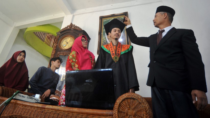 1.103 Mahasiswa Universitas Andalas Ikuti Wisuda Online - Bagian 1