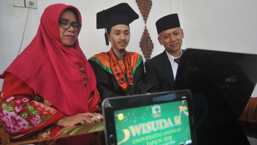 1.103 Mahasiswa Universitas Andalas Ikuti Wisuda Online - Bagian 2