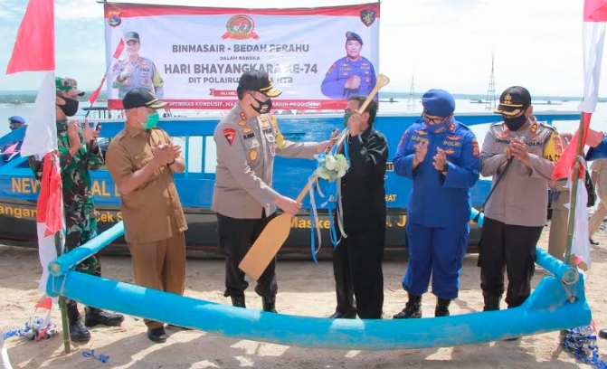 Polda NTB Sumbang Perahu untuk Siswa SD di Lombok Timur Wujudkan Cita-Cita