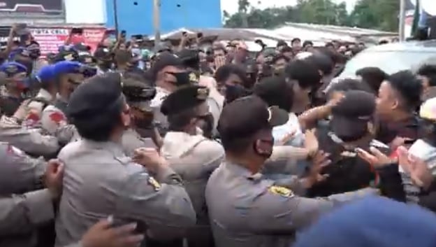 Massa Sweeping Kendaraan Angkut TKA China di Bandara Haluoleo Kendari