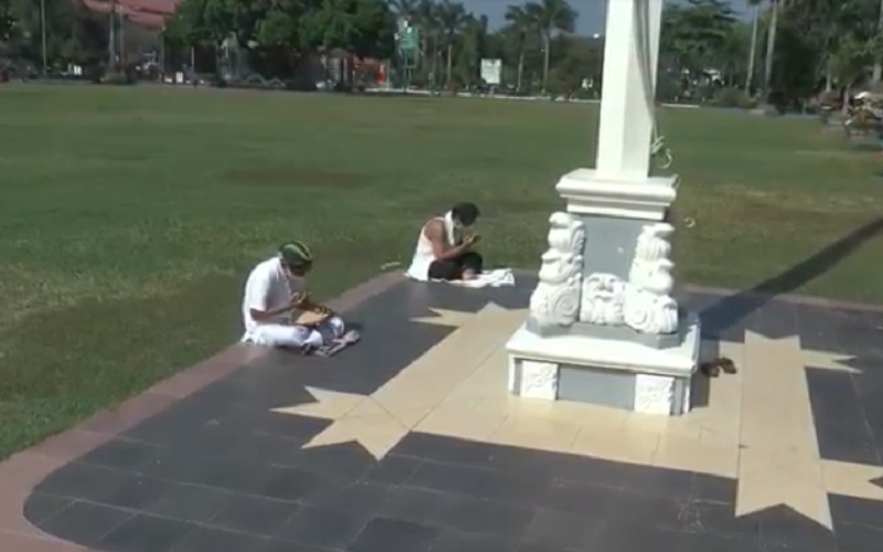 Prihatin Kasus Covid-19 Terus Meningkat, 2 Warga Jepara Ini Berdoa di Alun-Alun