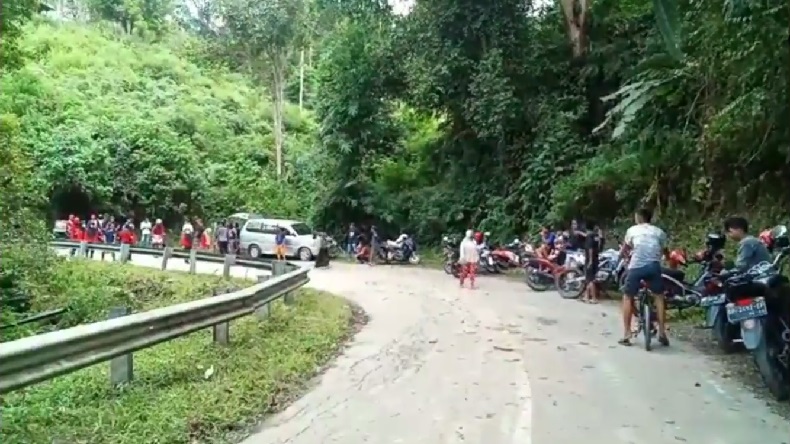title Warga Toraja Datangi TKP Longsor Palopo Laporkan Keluarga yang Hilang Warga Toraja Datangi TKP Longsor Palopo Laporkan Keluarga yang Hilang