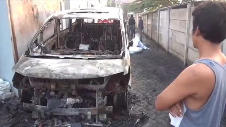 title Pelaku yang Membakar Mobil Via Vallen Serahkan Diri ke Polisi, Diduga Warga Setempat Pelaku yang Membakar Mobil Via Vallen Serahkan Diri ke Polisi, Diduga Warga Setempat