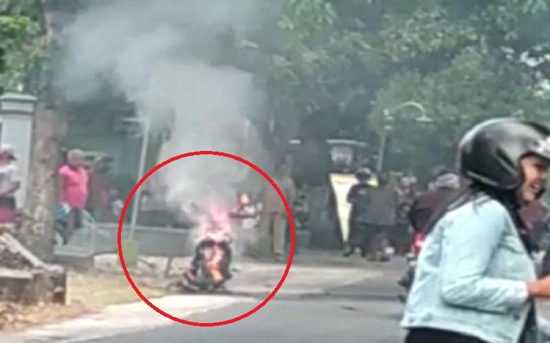 Geger, Video Sepeda Motor Listrik Terbakar di Sragen