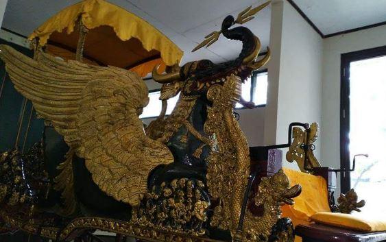 Dikritik Tak Terurus, Benda Pusaka Keraton Kasepuhan Cirebon Dibersihkan