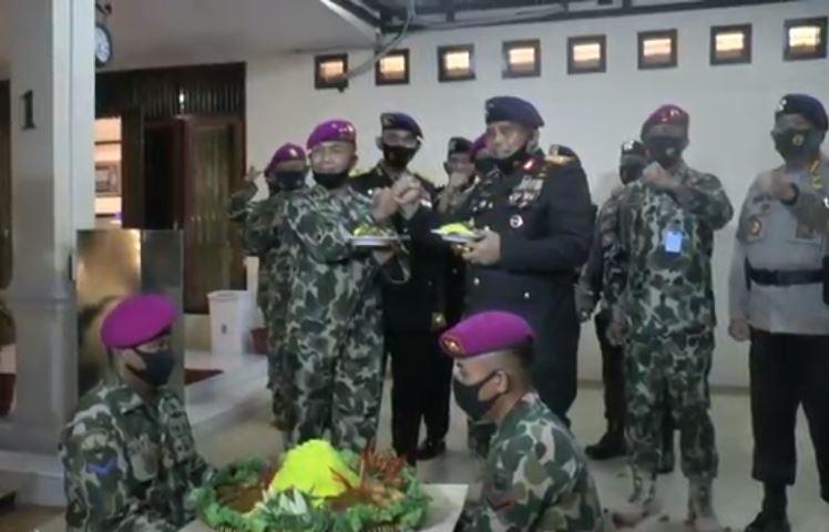 Dankormar Beri Kejutan ke Dankor Brimob saat HUT Bhayangkara